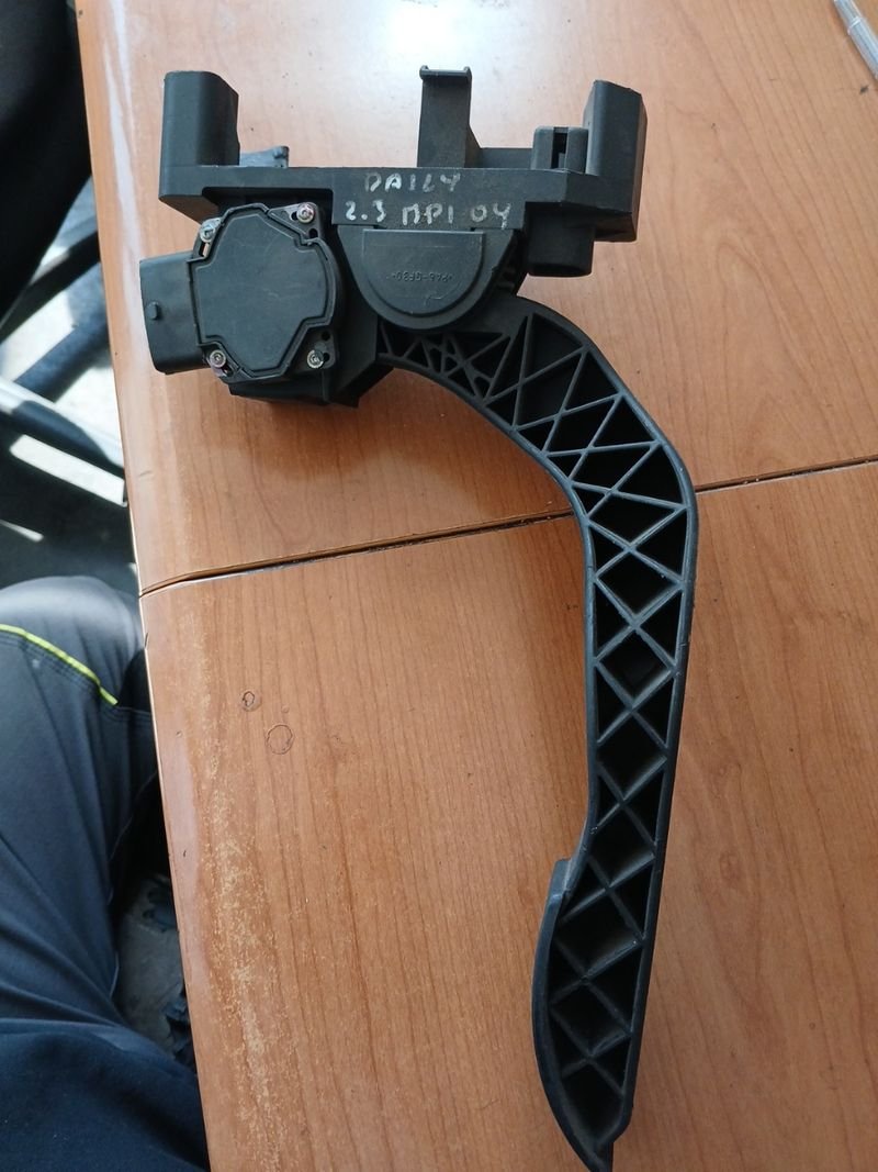 Pedal acelerador Iveco - Imagen 3