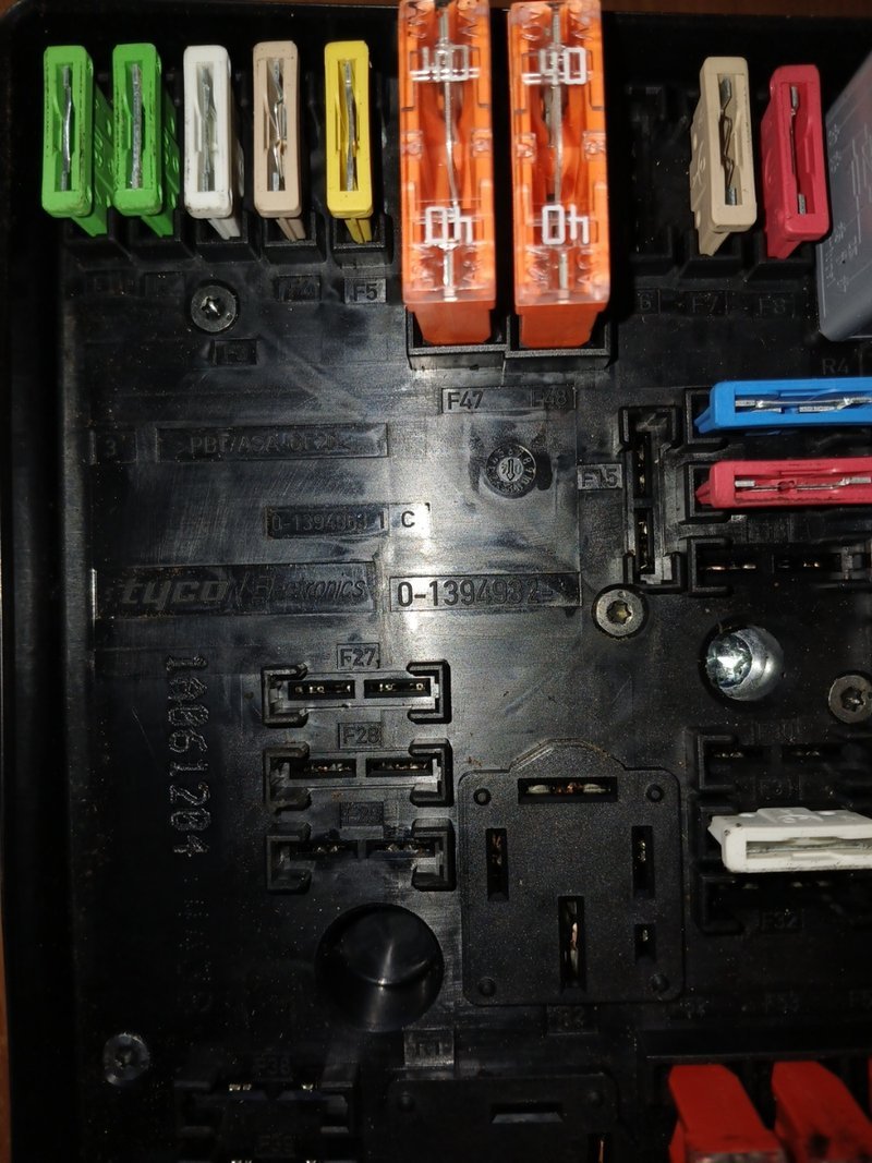 Caja de Fusibles Seat Altea 1.9 TDi | Ref. 1K0937124K - Imagen 2