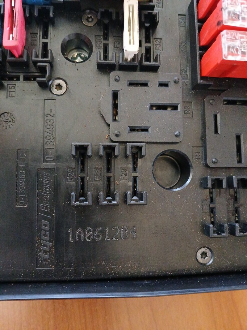 Caja de Fusibles Seat Altea 1.9 TDi | Ref. 1K0937124K - Imagen 3