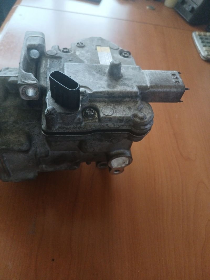 Compresor A/C Toyota Yaris Híbrido | Ref. 042200-1350 - Imagen 4