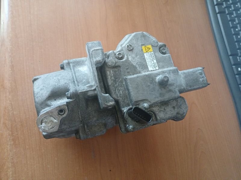 Compresor A/C Toyota Yaris Híbrido | Ref. 042200-1350 - Imagen 5