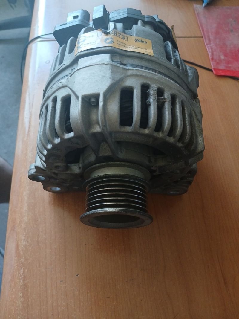 Alternador Valeo VW Golf 1.4 AHW | Ref. T572882R - Imagen 2