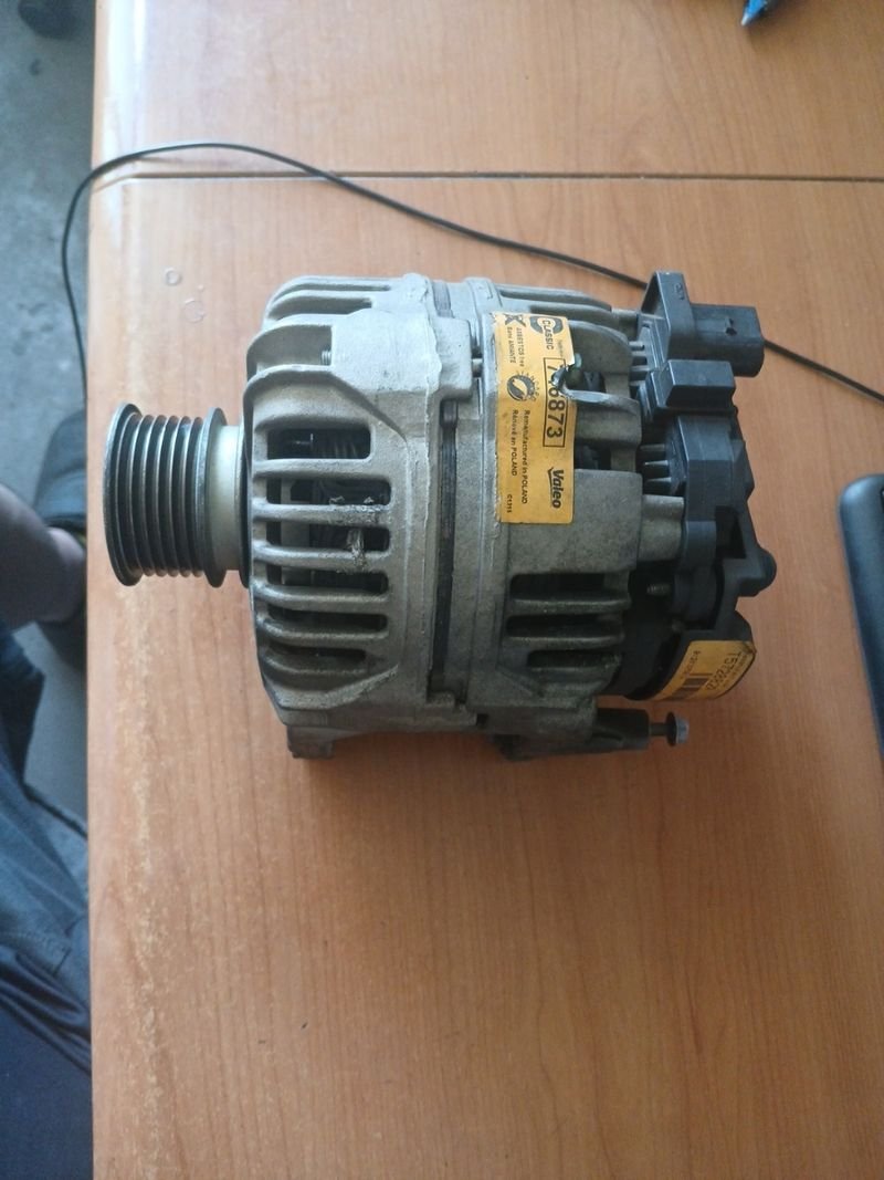 Alternador Valeo VW Golf 1.4 AHW | Ref. T572882R - Imagen 3