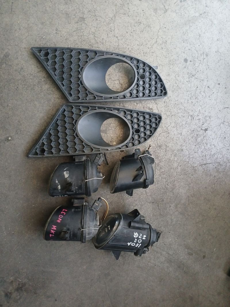 Rejillas y Faros Antiniebla Seat Leon 2006
