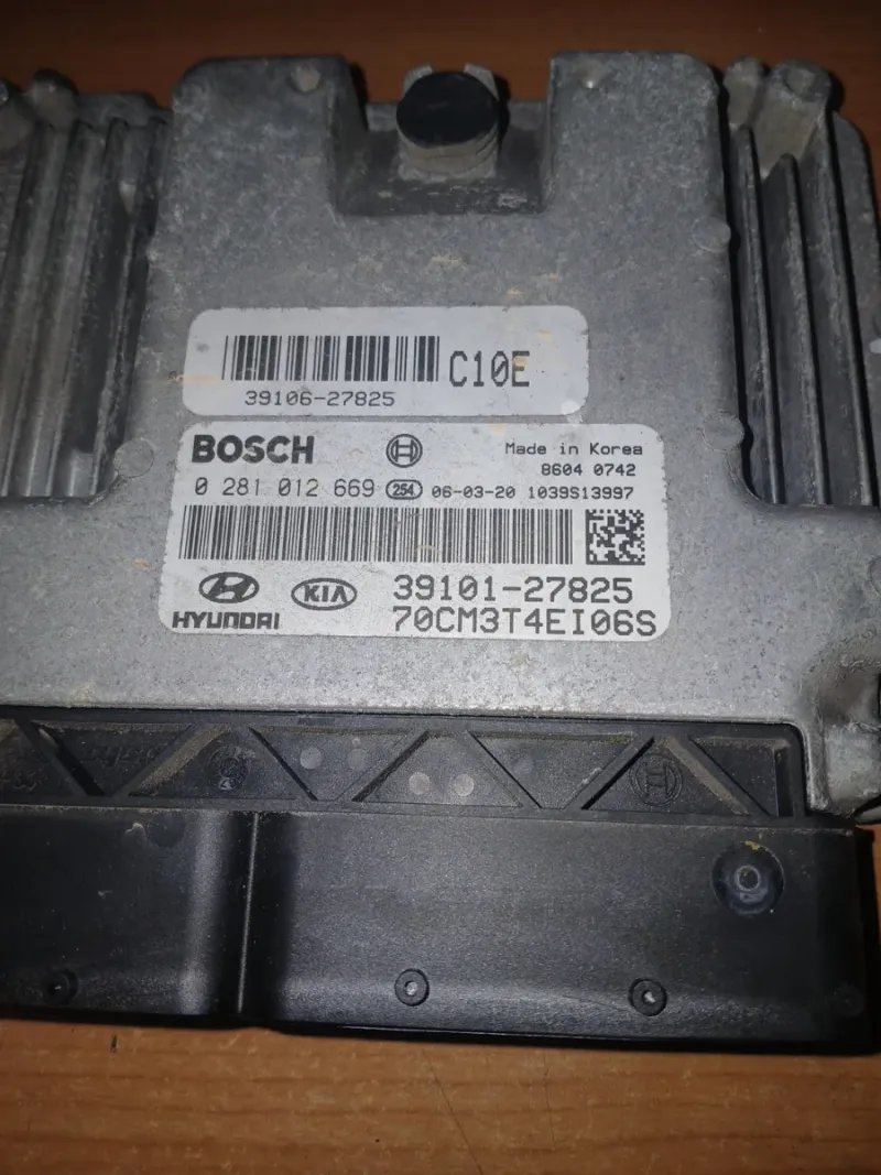 Centralita ECU Hyundai Santafe 2.2 CRDI | Ref. 9513997 - Imagen 2