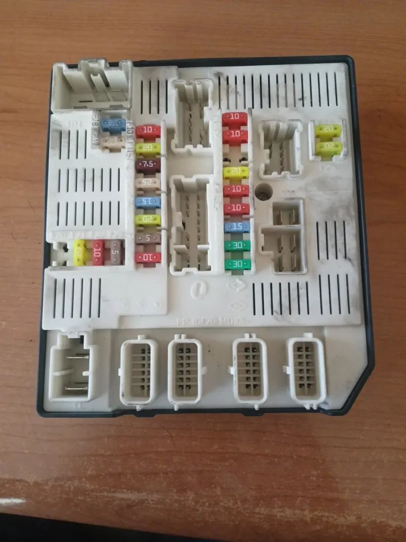 Caja Fusibles RENAULT MEGANE 3 284N6000R - Imagen 2