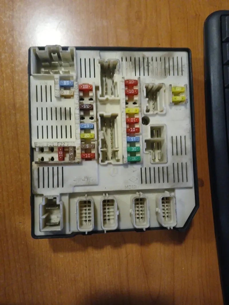 Caja Fusibles Renault Laguna III 2.0 2009 | Ref. 284B63984R - Imagen 3