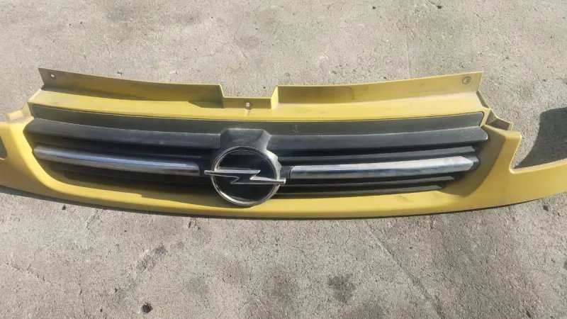 REJILLA DELANTERA Opel Vivaro 2005