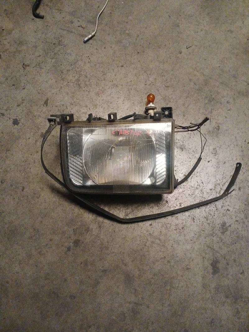 Faro Derecho Nissan Cabstar
