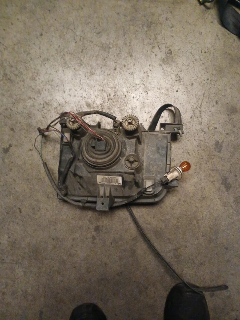 Faro Derecho Nissan Cabstar - Imagen 2