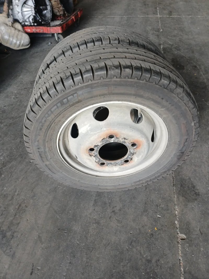 Llantas 195/70 R15 C Nissan Cabstar