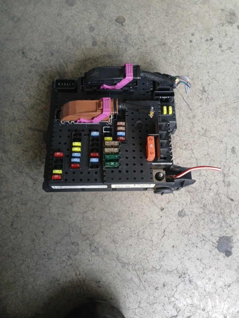 Caja fusibles Volvo V70 XC70 S80 | Ref. 30732769
