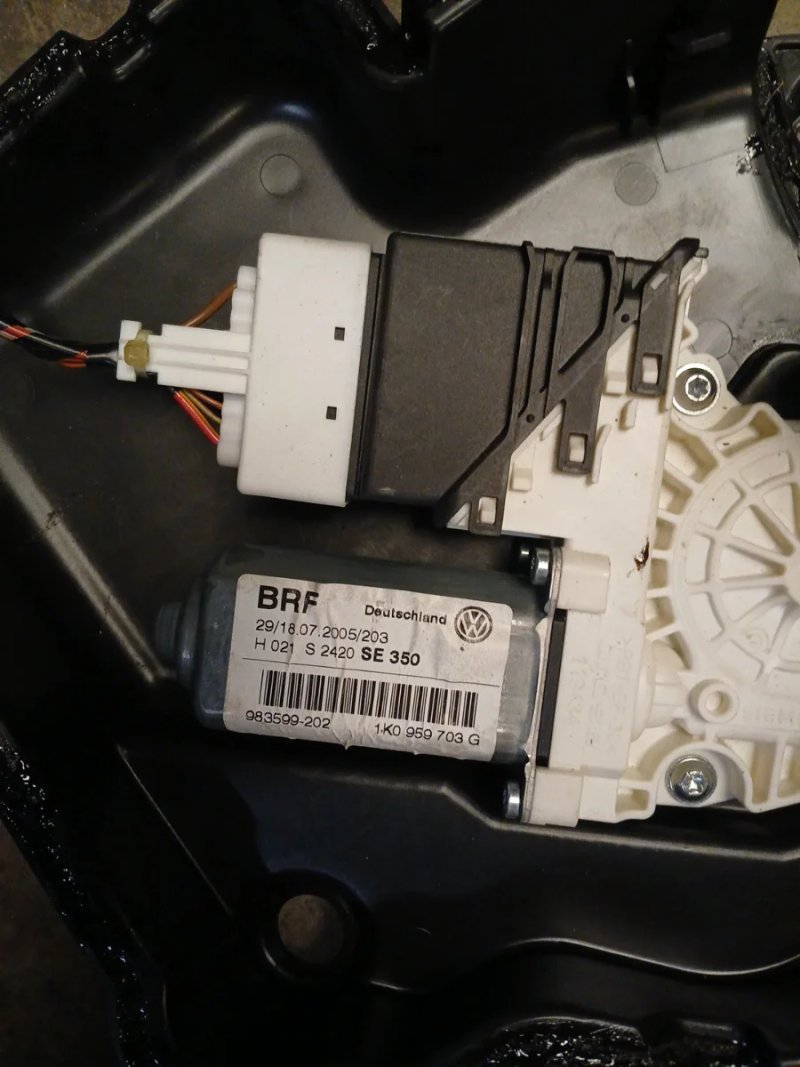 Motor Elevalunas Trasero Izquierdo Seat Leon TDI | Ref. 983599202 - Imagen 2