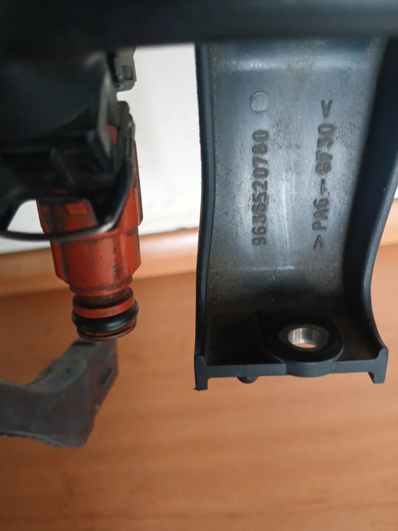 Rampa y Inyectores Peugeot 1.6 16v NFU | Ref. 9636520780 - Imagen 4