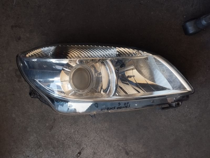 Faro delantero derecho Skoda Fabia 09