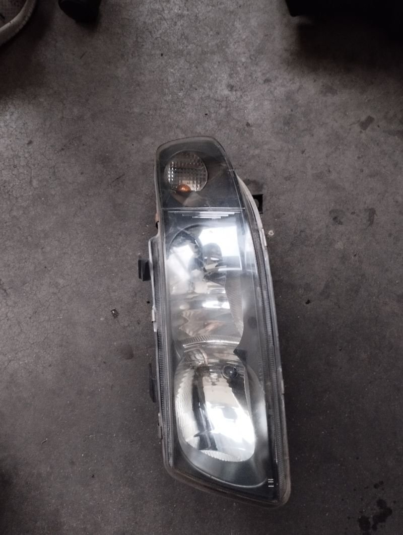 Faro delantero izquierdo Seat Toledo 00