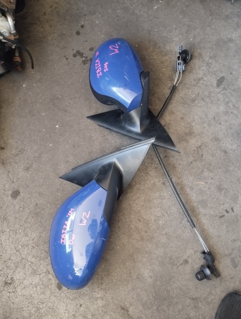 Pareja de retrovisores Seat Ibiza año 04