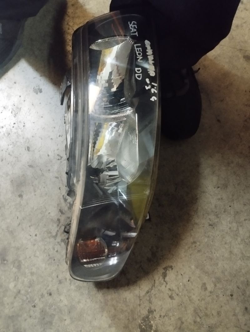 Faro delantero derecho Seat León 2002